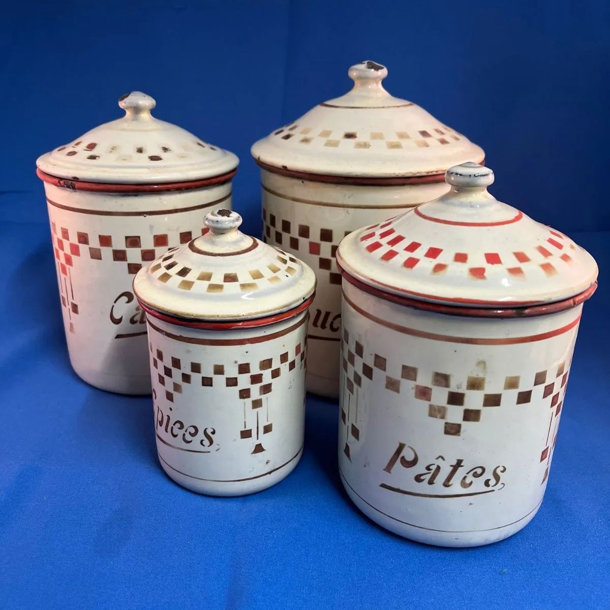 手描きの葡萄模様4つ脚付き陶器2枚 瀬戸焼文山窯絵付 手描きの葡萄模様