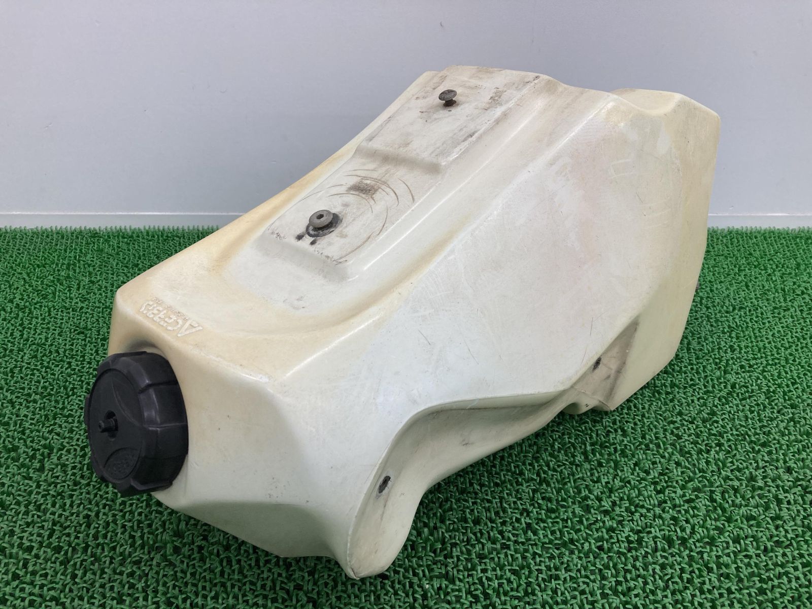 アチェルビス製CRM250 タンク 社外 中古 バイク 部品 MD24 アチェルビス製CRM250 タンク 社外 中古 バイク 部品 MD24