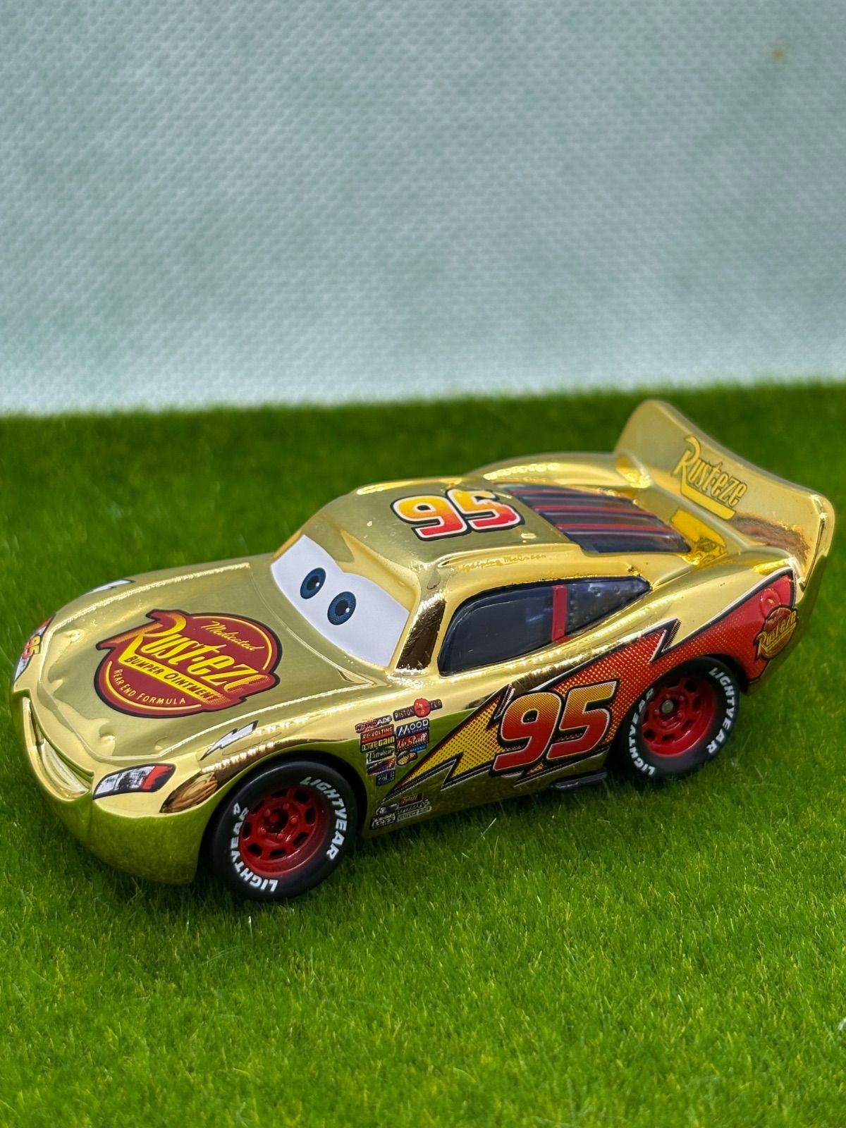 新品】カーズ ミニカー ライトニングマックィーン95 ゴルド 金 - メルカリ