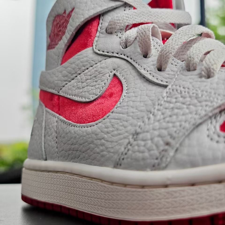 新品未使用 NIKE WMNS AIR JORDAN 1 HIGH ZOOM CMFT 2 VALENTINE'S DAY ナイキ ウィメンズ  エアジョーダン1 ハイ ズーム CMFT 2 バレンタインデー DV1304-106 - メルカリ