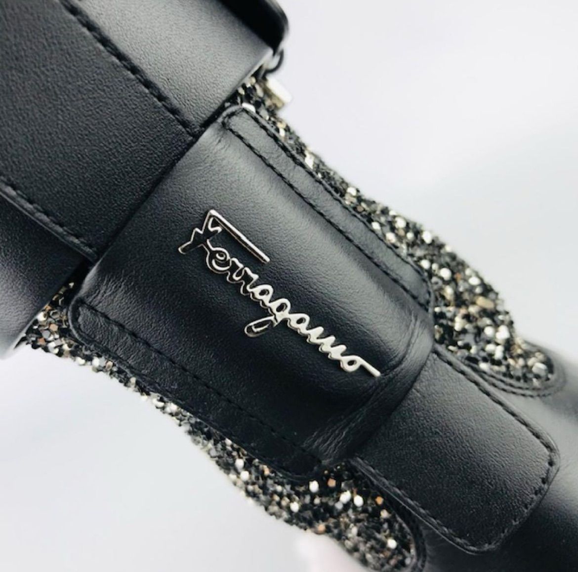 Salvatore Ferragamo サルヴァトーレ フェラガモ レディース レザー メタルブランドロゴ ガンチーニバックル付き グリッター ショートブーツ 6 イタリア製 レディースブーツ ブーツ 秋冬物 カジュアル ブラック 靴 ブーティ