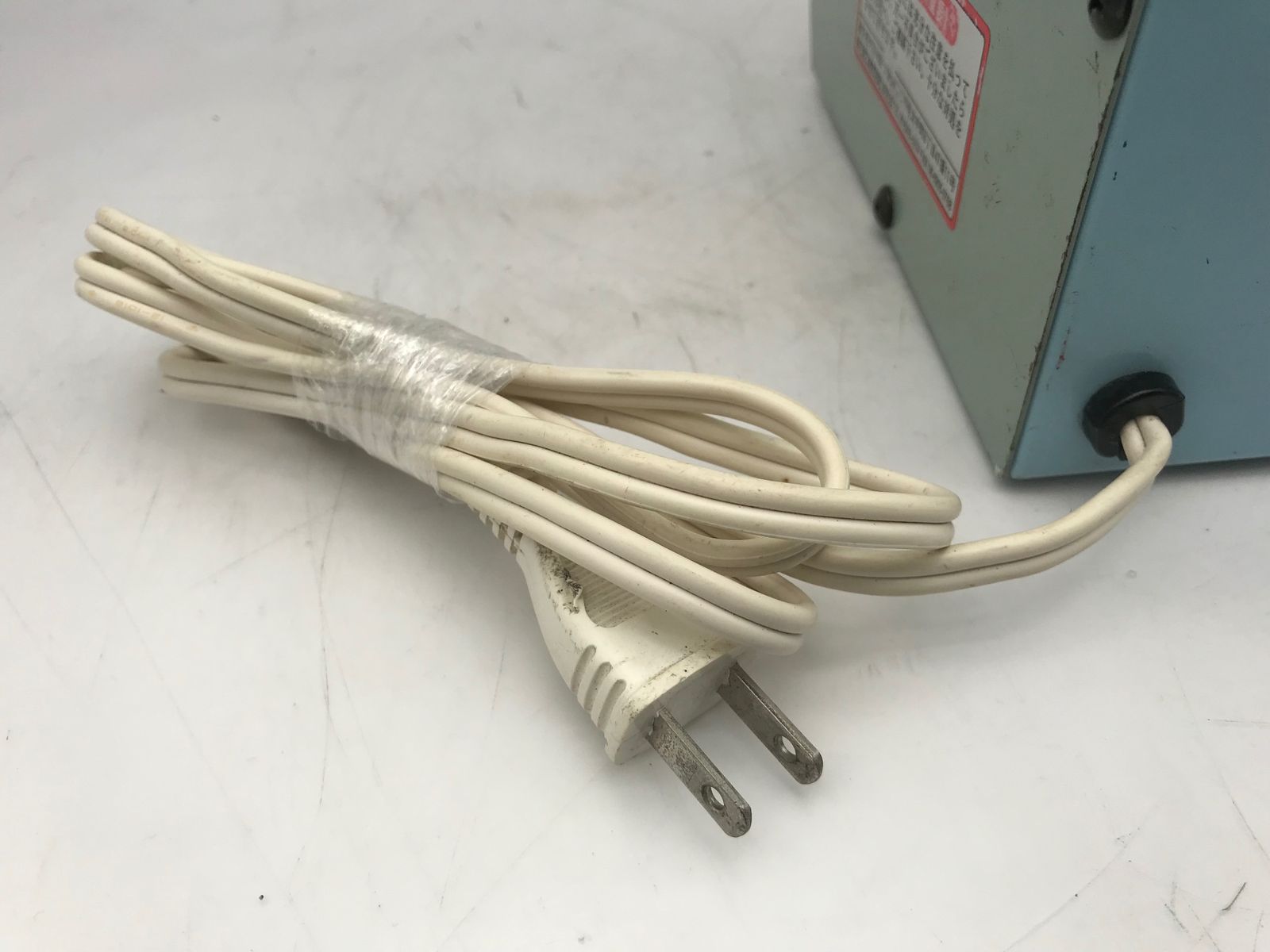 日動工業 昇圧専用トランス 安全型(連続定格) 2KVA 3芯タイプ アース付 過負荷漏電保護兼用ブレーカー付 M-EK20 昇圧専用トランス 標準型 連続定格 2KVA 3芯タイプ アース付 日動工業 M-