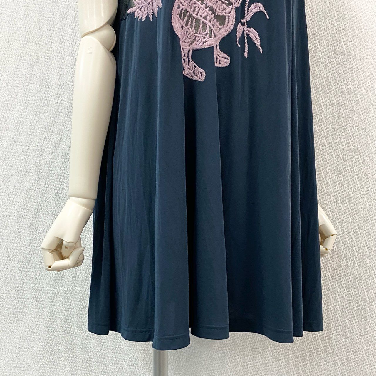 トクコプルミエヴォルタンクトップ ワンピース トクコの袖なし刺繍の