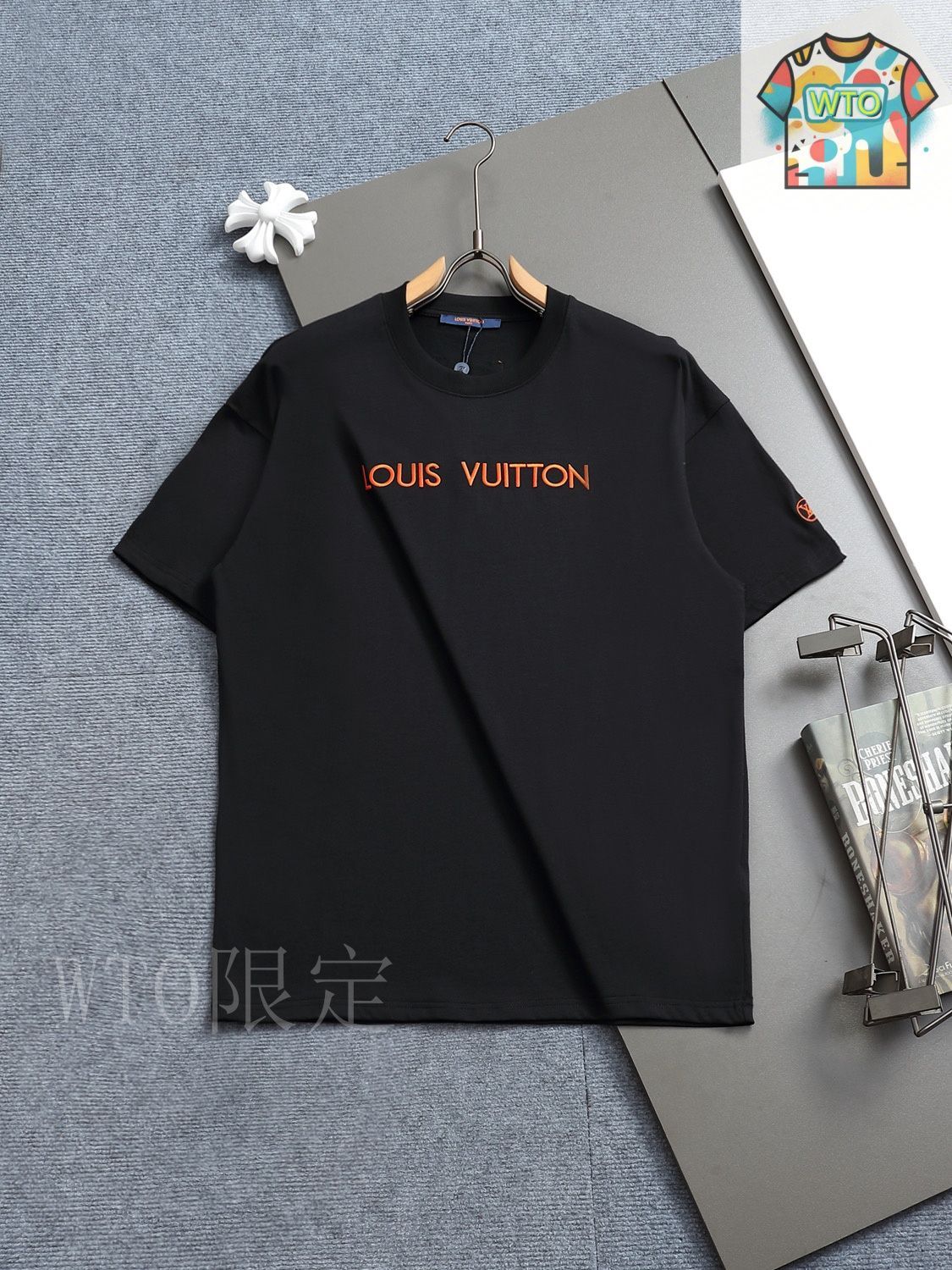 即完予感【Louis Vuitton】上品アイレット刺繍 ショートトップス 今日特価】Louis Vuitton 1V Logo 刺繍 ショートスリーブ (25SS