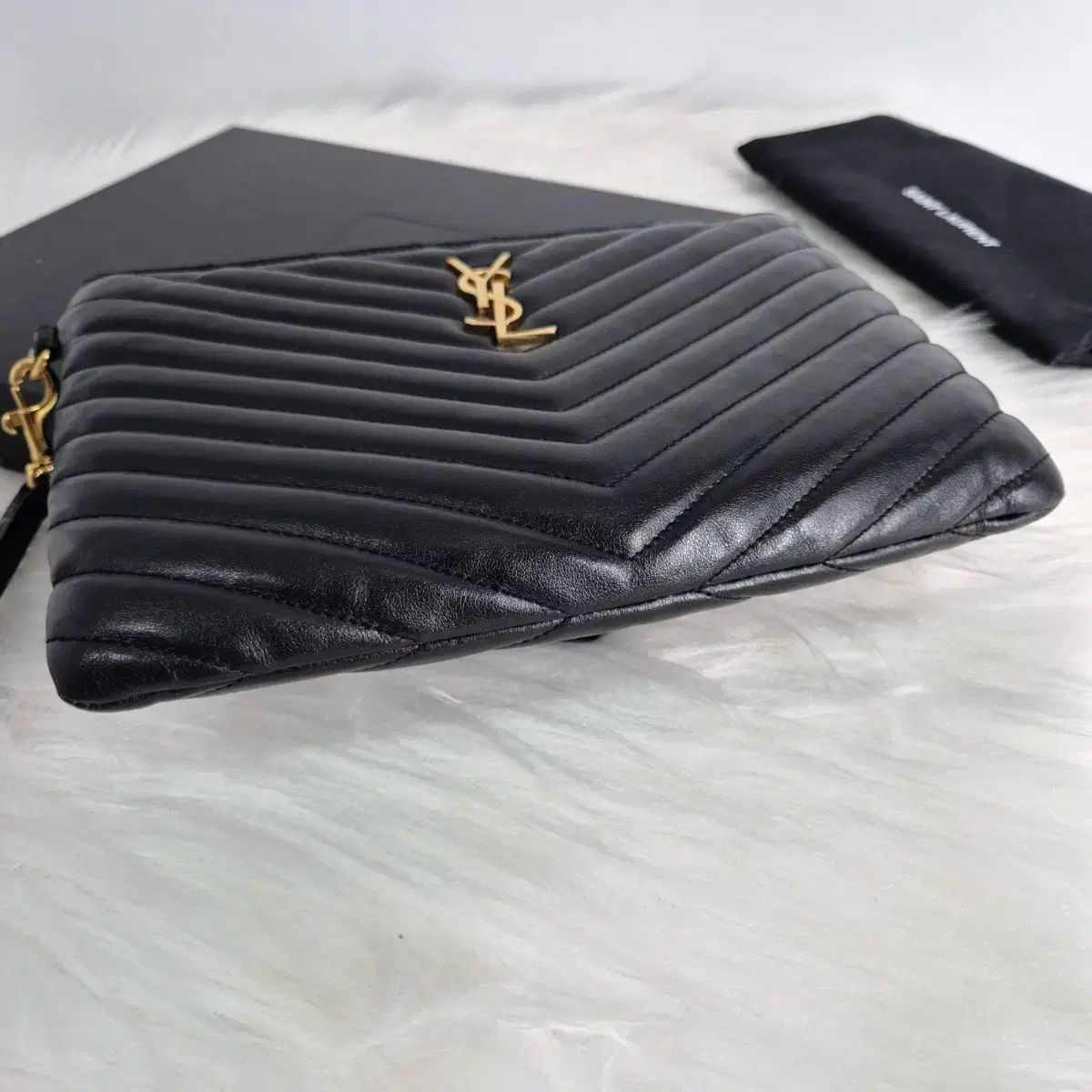 SAINT LAURENT サンローラン クラッチバッグ ワッペン 黒 美品 SAINT LAURENT サンローラン クラッチバッグ ワッペン 黒 美品