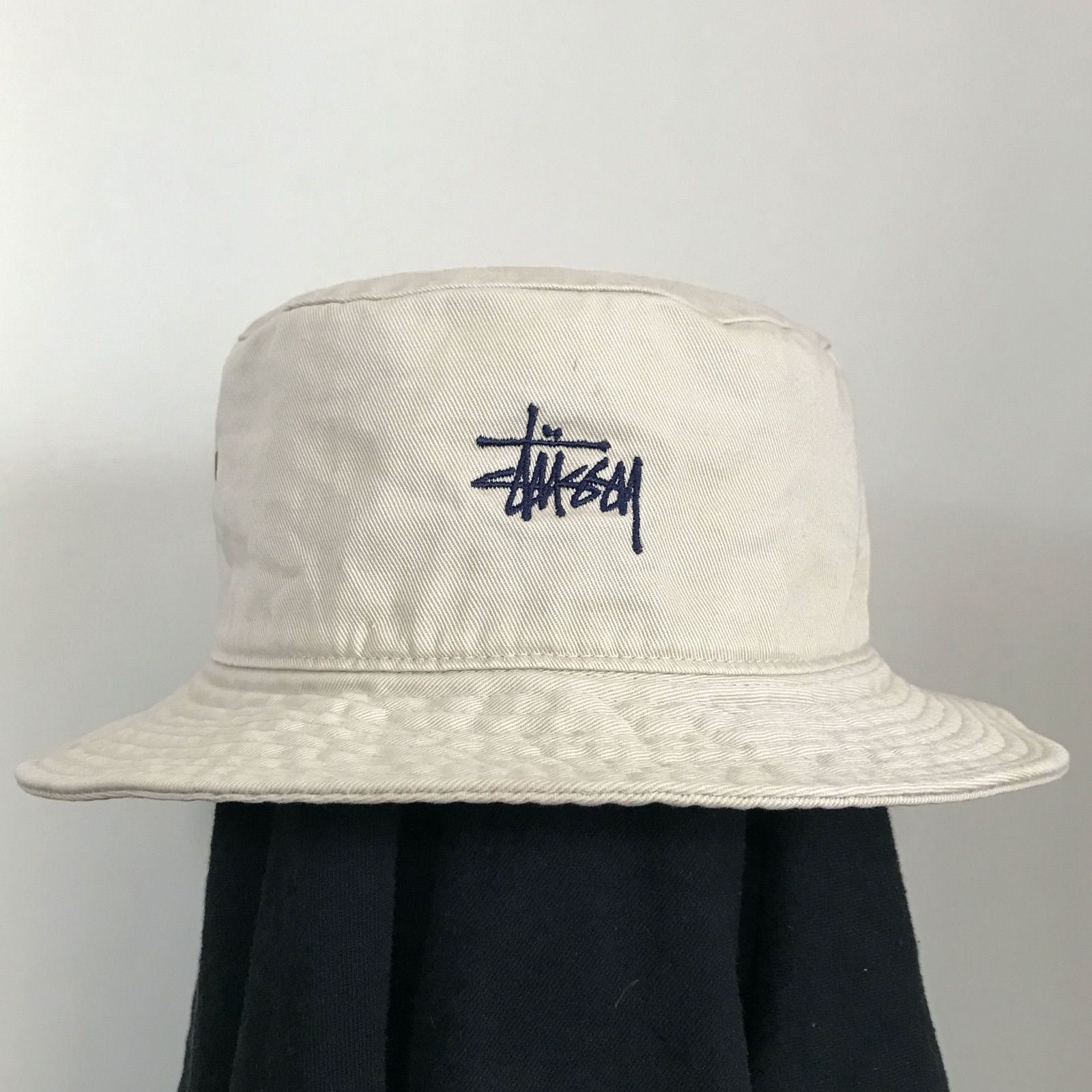 新作人気 まふぃん90s Stussy バケットハット 帽子 ベージュ 刺繍ロゴ 新作人気 まふぃん90s Stussy バケットハット 帽子 ベージュ 刺繍ロゴ