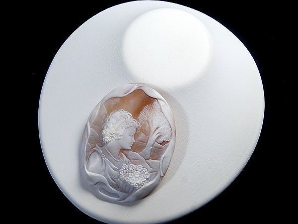 ジュエリー極】モンタナーロ作 花を持つ貴婦人 超大判高級シェル