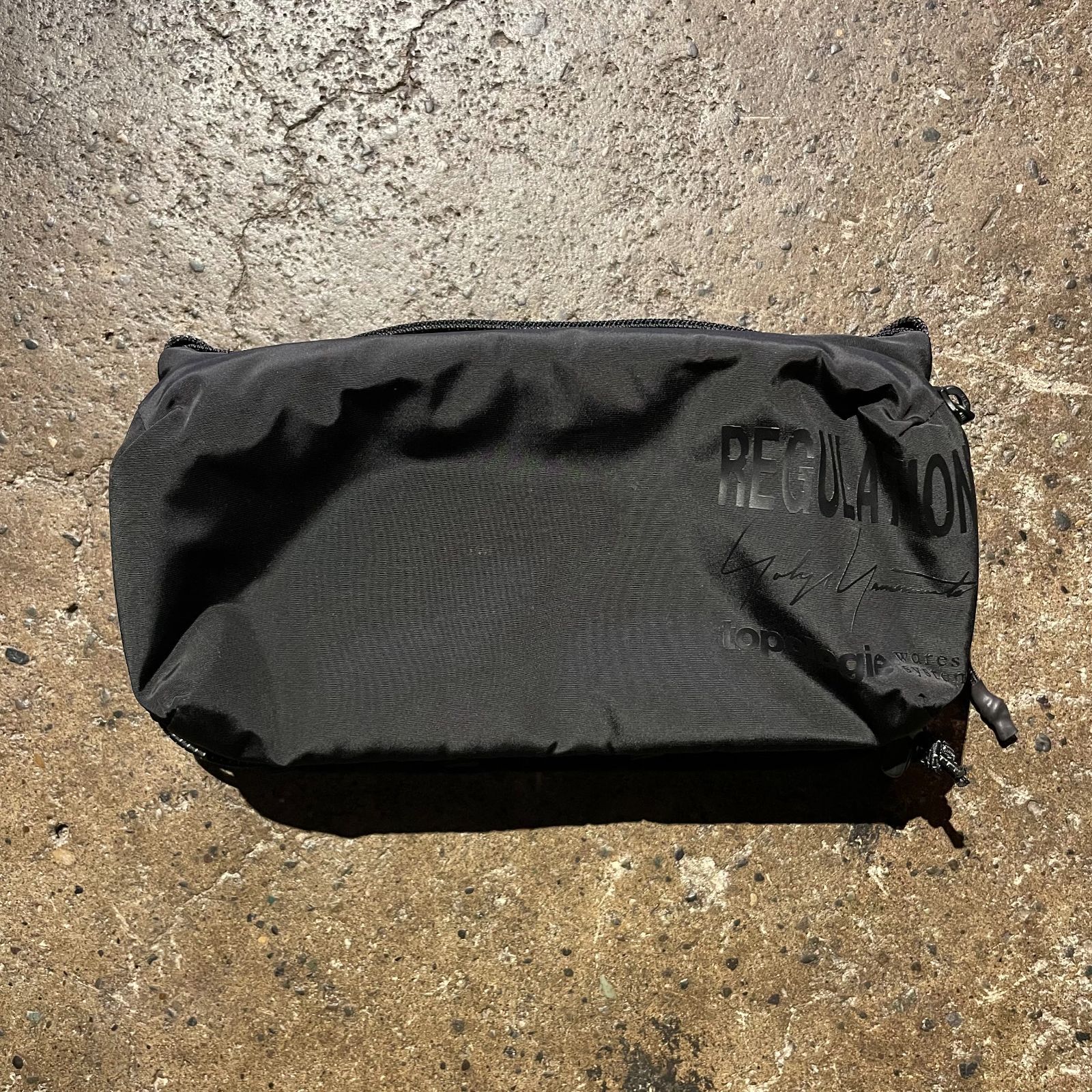 REGULATION Yohji Yamamoto × topologie TECH SATEEN BOTTLE SACOCHE 2025AW レギュレーション ヨウジヤマモト トポロジー テック サテン ボトル サコッシュ ミニバッグ ショルダー