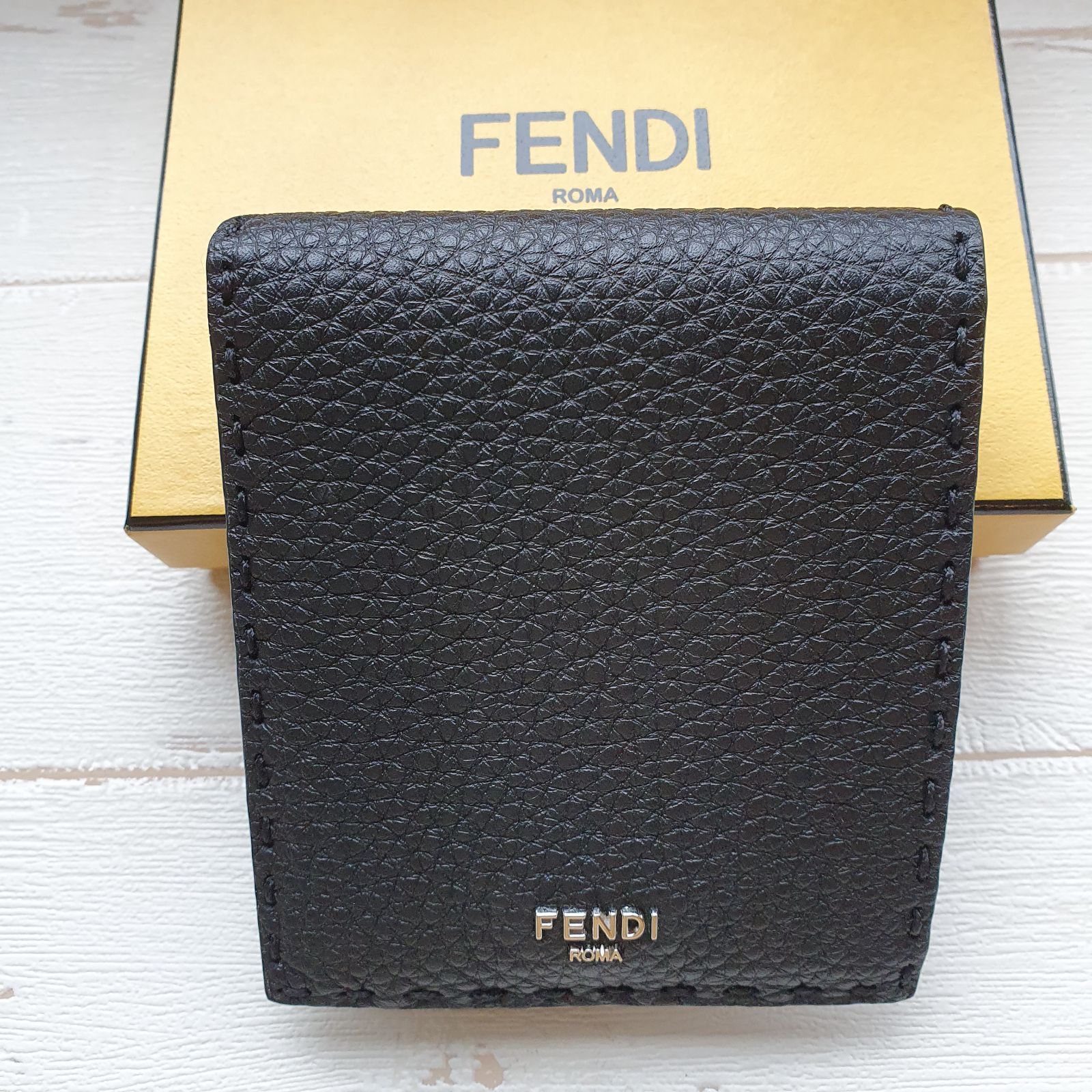 FENDI セレリアウォレット ブラックレザー二つ折り財布パラジウム仕上げの金属製品