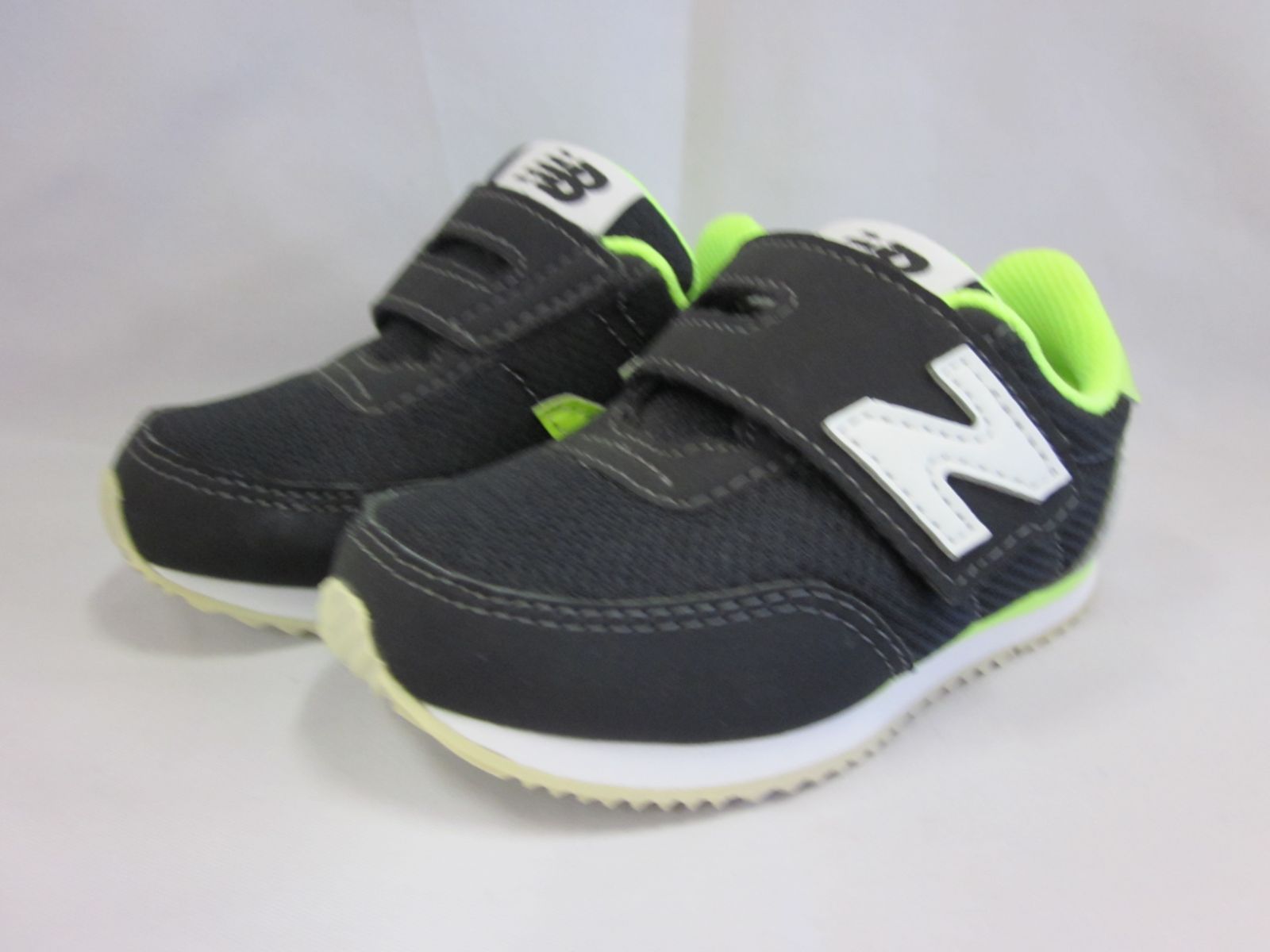 スニーカー ベビー シューズ 子供靴 　ニューバランス NEWBALANCE  IV720 スポーティカジュアル 子ども 男の子  幼児   IV720BY2  ブラック　14.0