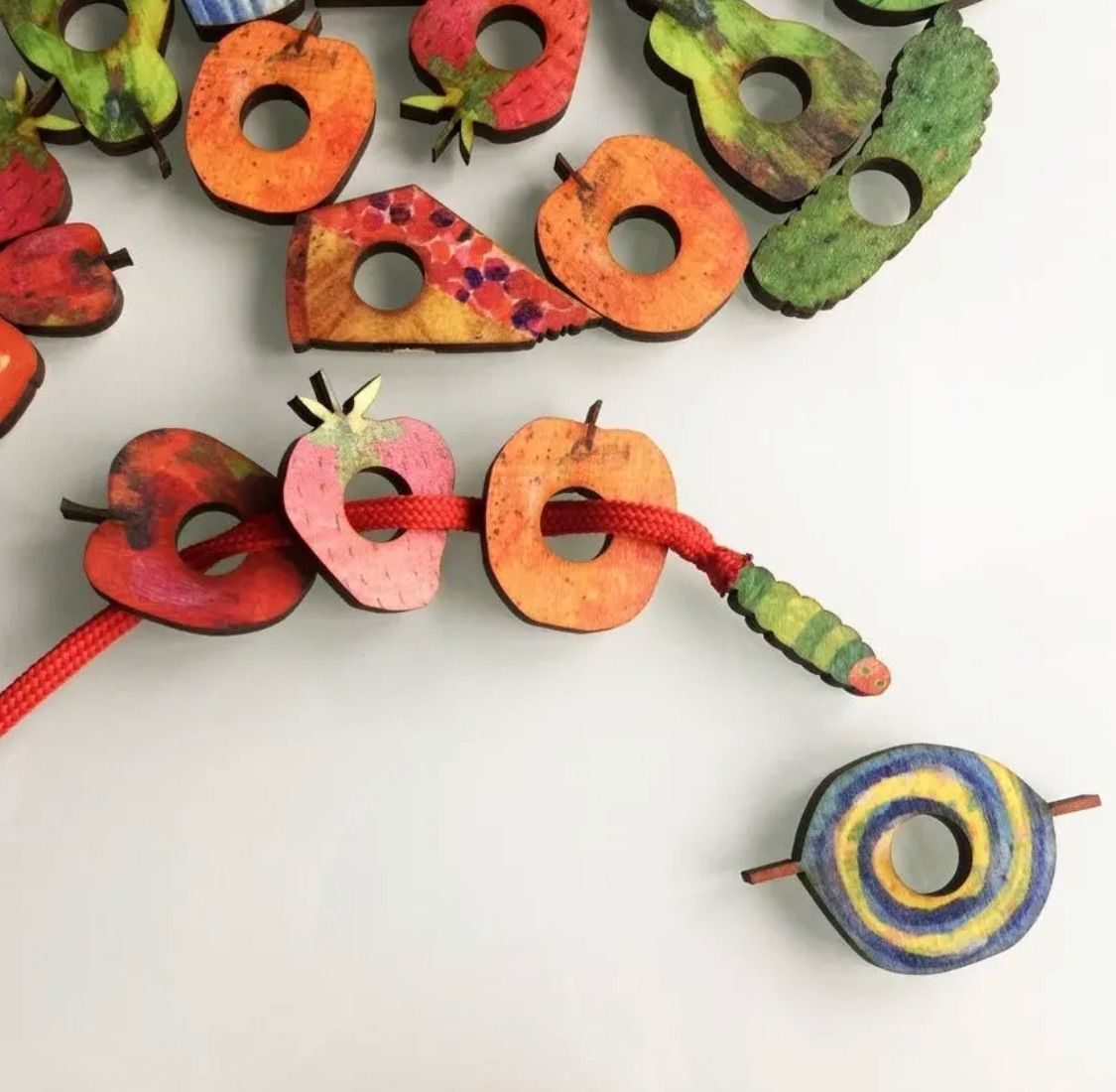 はらぺこあおむし 紐通し