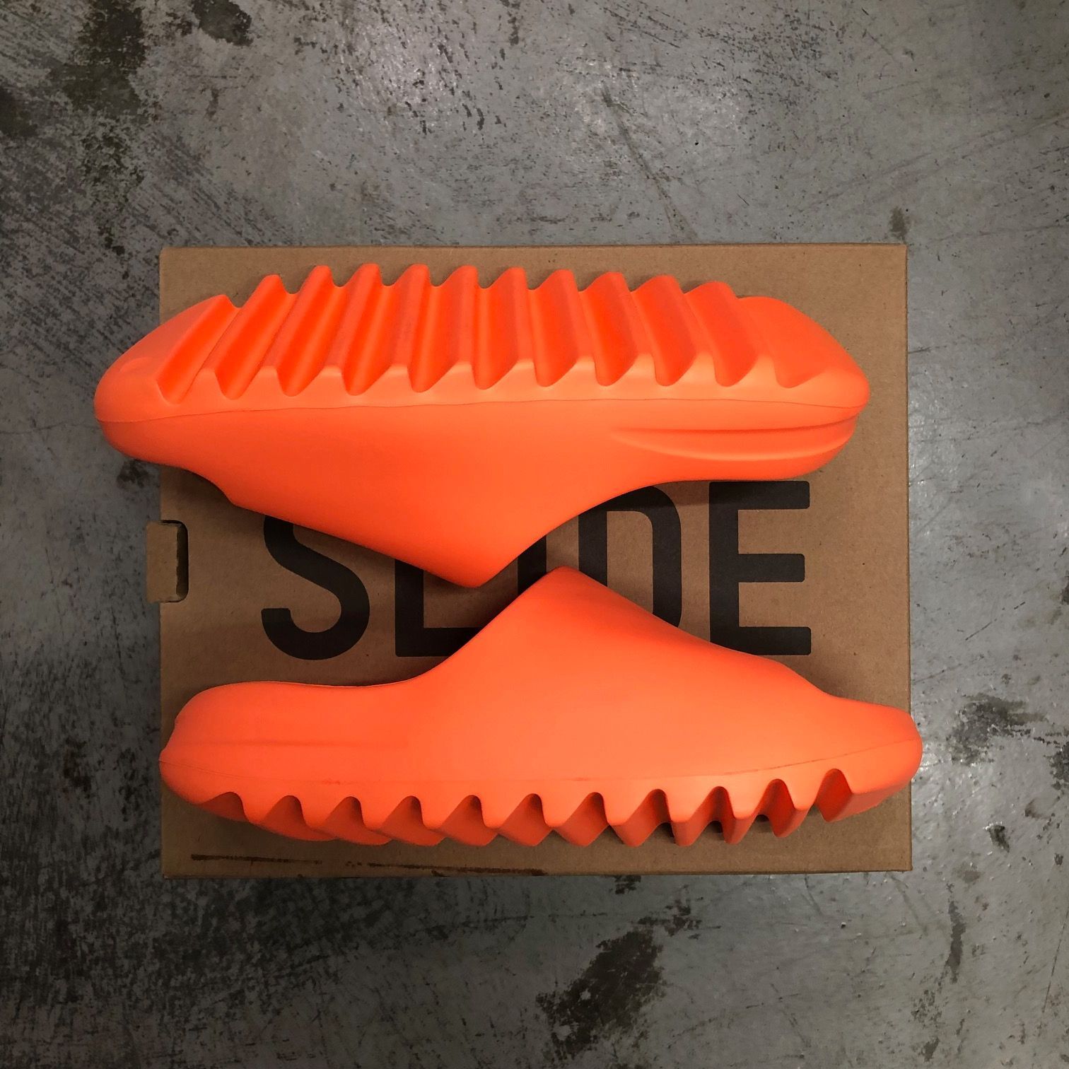 国内正規 adidas YEEZY SLIDE Enflame Orange イージースライド エンフレイムオレンジ アディダス イージー  GZ0953 オレンジ 23..5cm 71363A6 - メルカリ