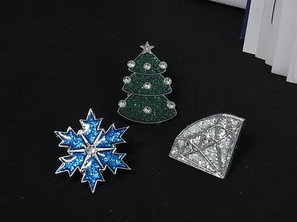 ■美品■ SWAROVSKI スワロフスキー クリスマス ピンバッジ ピンブローチ アクセサリー シルバー系×マルチカラー DJ2722