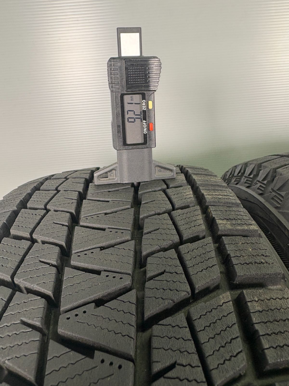 215 65R16 ブリヂストン DM-V1 製 4本 冬タイヤ スタッドレス TA636 FFCRYSTALESIA_COM