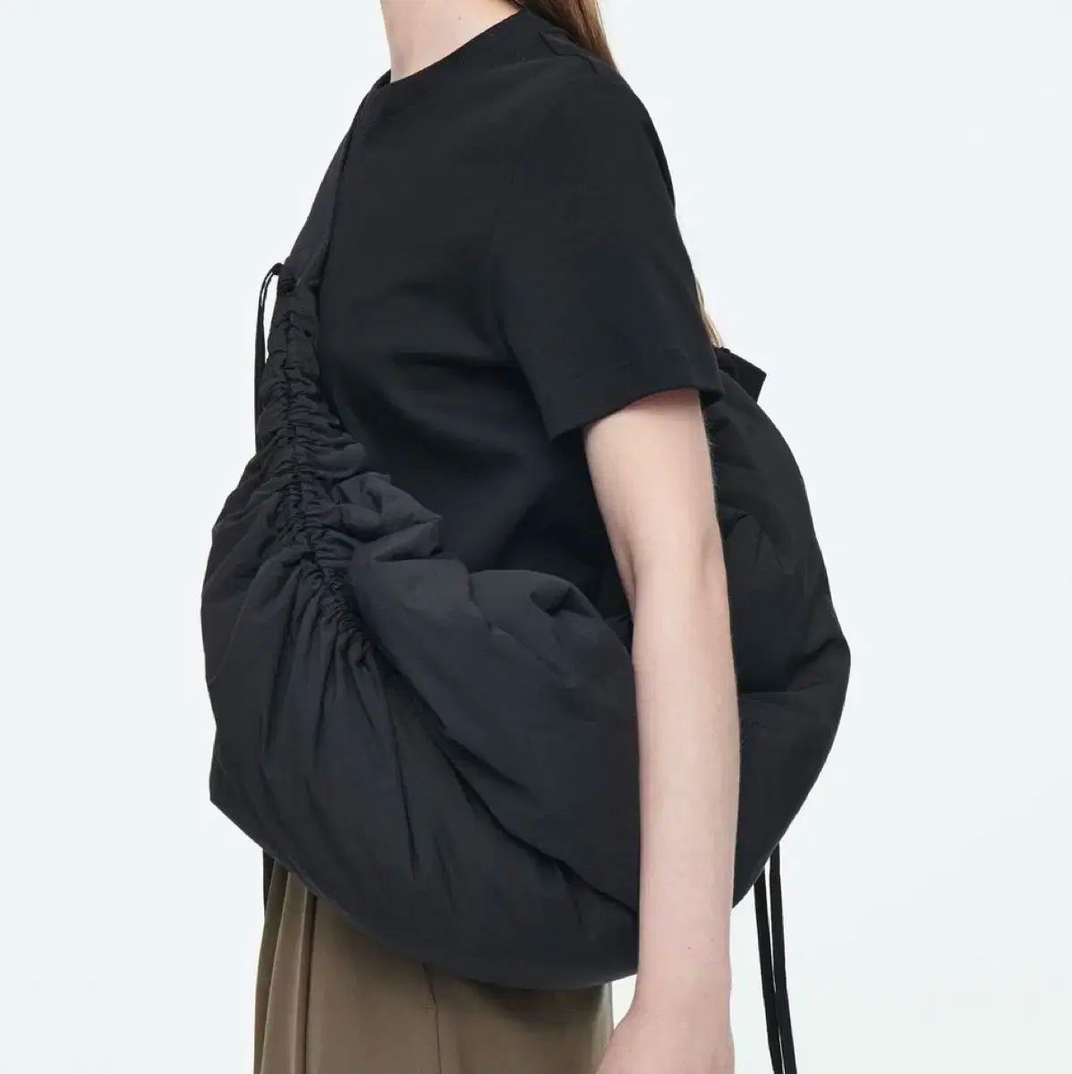 COS キャノピー　オーバーサイズクロスボディバッグ COS” CANOPY オーバーサイズナイロンクロスボディBAG (COS