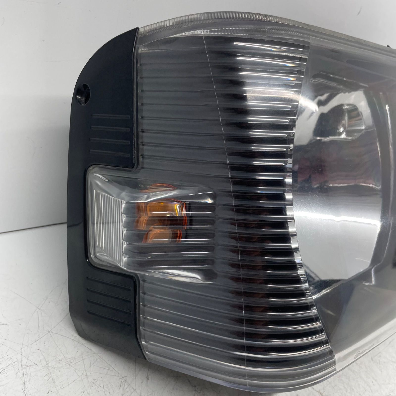 三菱ミニキャブ　純正ヘッドライトU62V スタンレーP5701 三菱 - コーティング済 ミニキャブ U62V 右ヘッドランプ・ヘッド