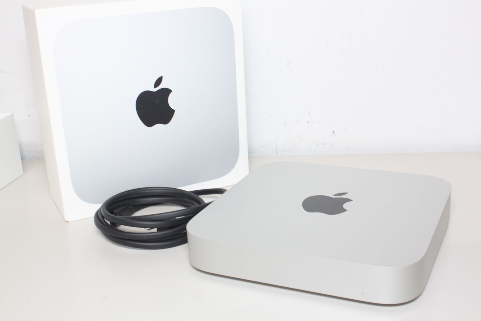 【美品】Mac mini M2 8GB/512GB (MMFK3J/A) Computador Mac mini da Apple Chip M2 da Apple com CPU de 8 núcleos