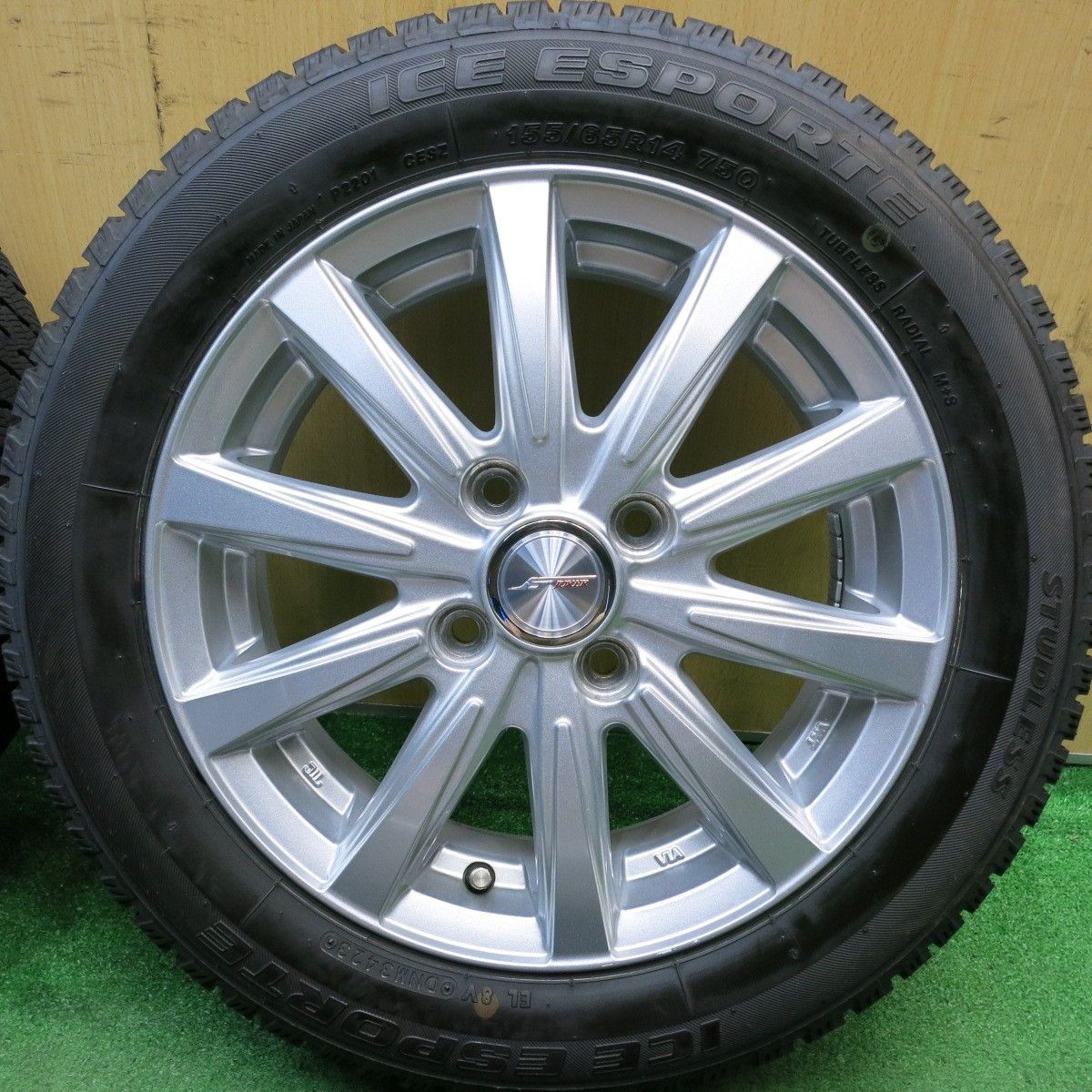 バリ溝！23年！キレイ！ほぼ10分☆スタッドレス 155/65R14 アイスエス 