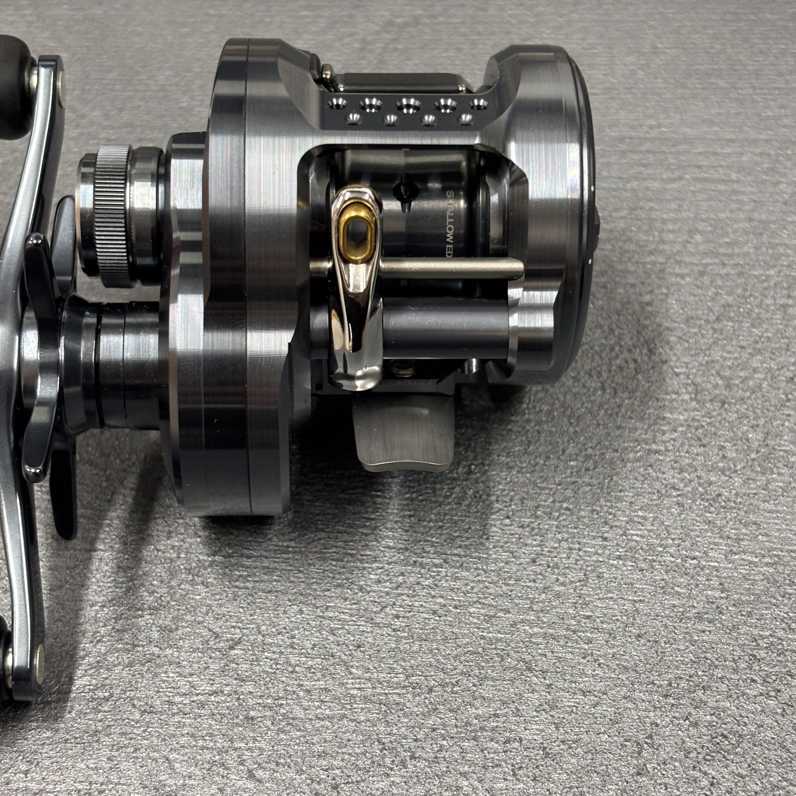  シマノ 24 カルカッタコンクエスト シャローエディション 30 HG 右ハンドル No 2503 フィッシングハサミ フライリール ベイトリール(ルアー用) リール