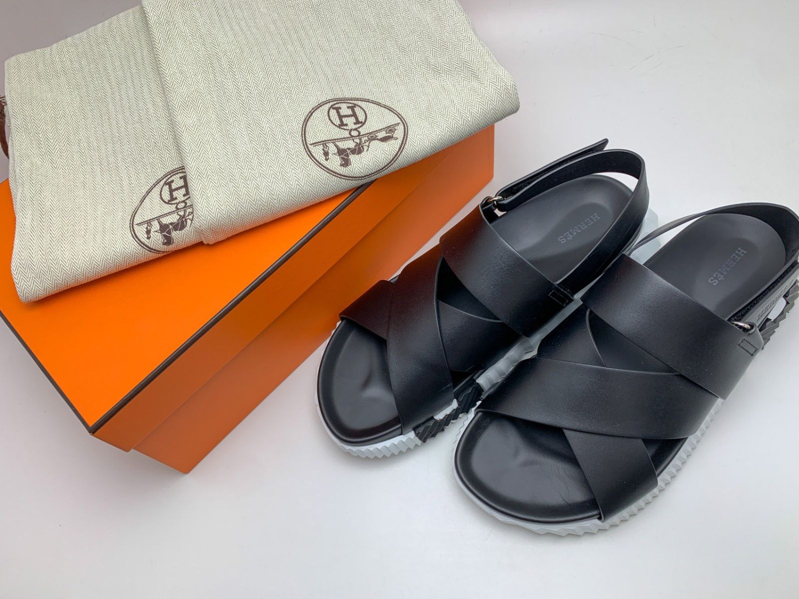 HERMES エルメス 黒 ブラック 白 ホワイト サンダル エレクトリック