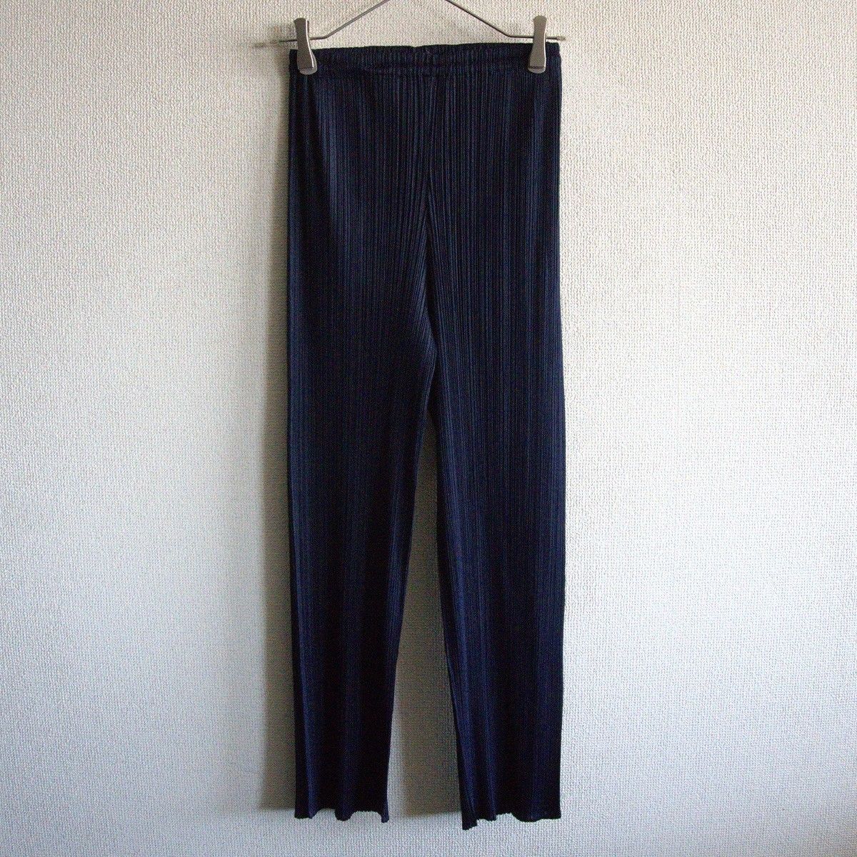 希少✨プリーツプリーズ ISSEY MIYAKE パンツ ファスナー カーキ M PLEATS PLEASE ISSEY MIYAKE（グリーン・カーキ/緑色系）の新品