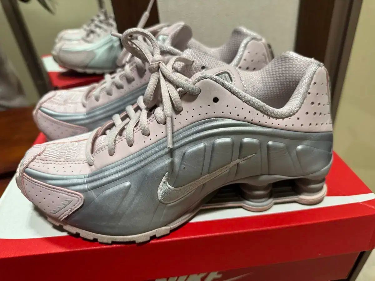 NIKE ナイキ ショックス R4 ベアリー ローズ メタリック プラチナ ピンク 靴