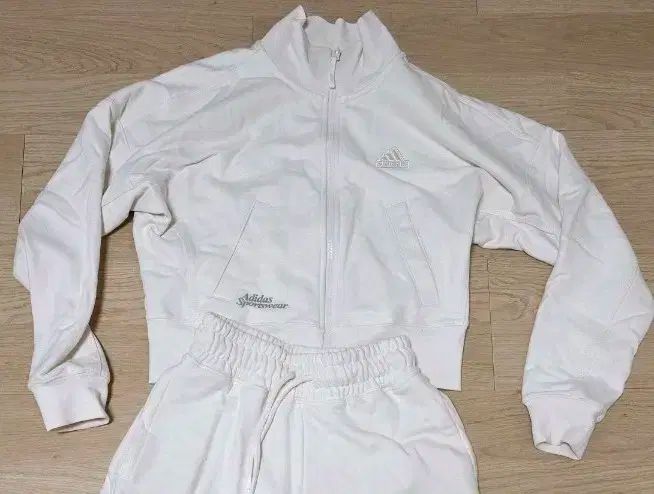 アディダス トレーニングウェア 上下セット アイボリー