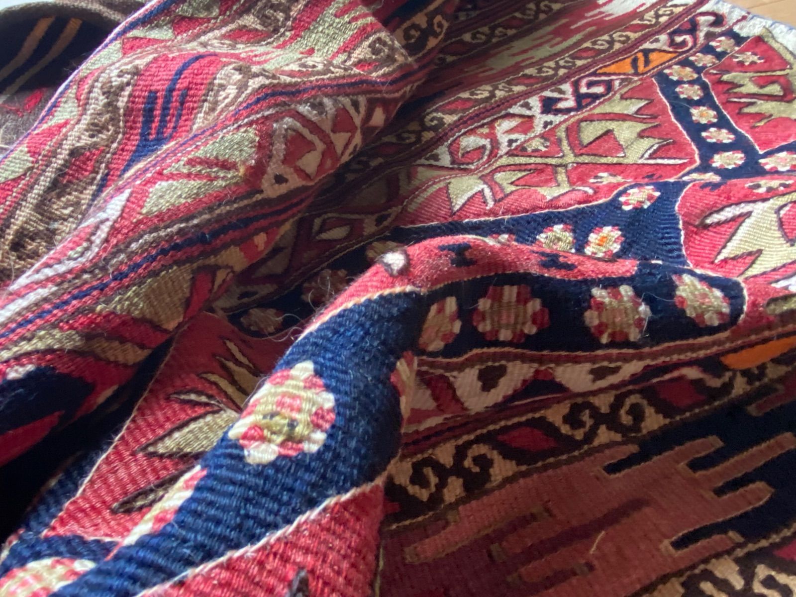 トルコでも 地中海沿いの街メルシンのムットキリムチュヴァル 袋状 のオリジナル細かい織りと柄総草木染是非手に入れてください MARWIL-DEMENAGEMENTS_CH