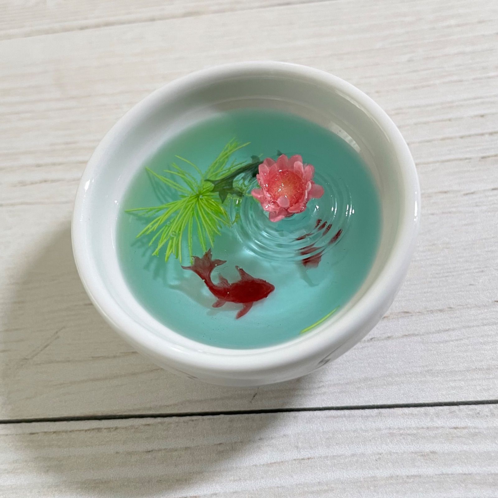 再販】金魚が泳ぐ波紋の池 蓮の花風 オブジェ レジンアート - メルカリ