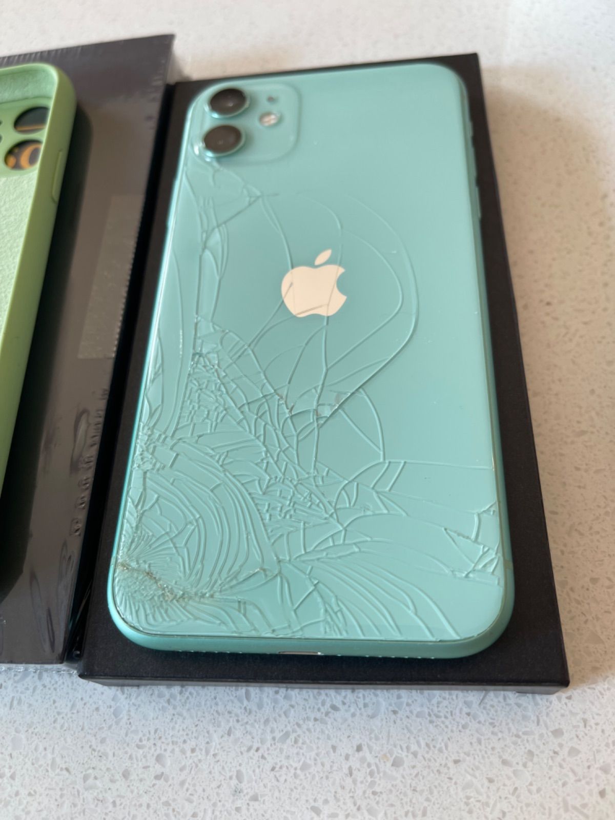 ジャンクiPhone11 128GB グリーン 背面割れ SIMフリーおまけつき