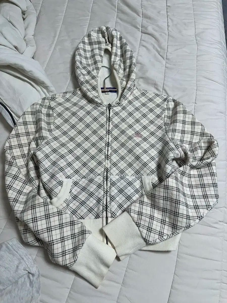 バーバリーブルーラベル クロップドパーカー ピンクロゴ