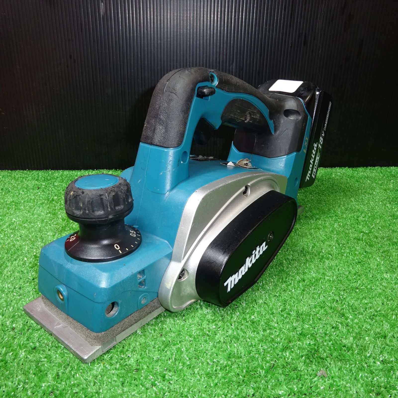 【中古品】★マキタ(makita) コードレスカンナ KP180DZ本体＋バッテリー1個付き（18V　6.0Ah）【岩槻店】