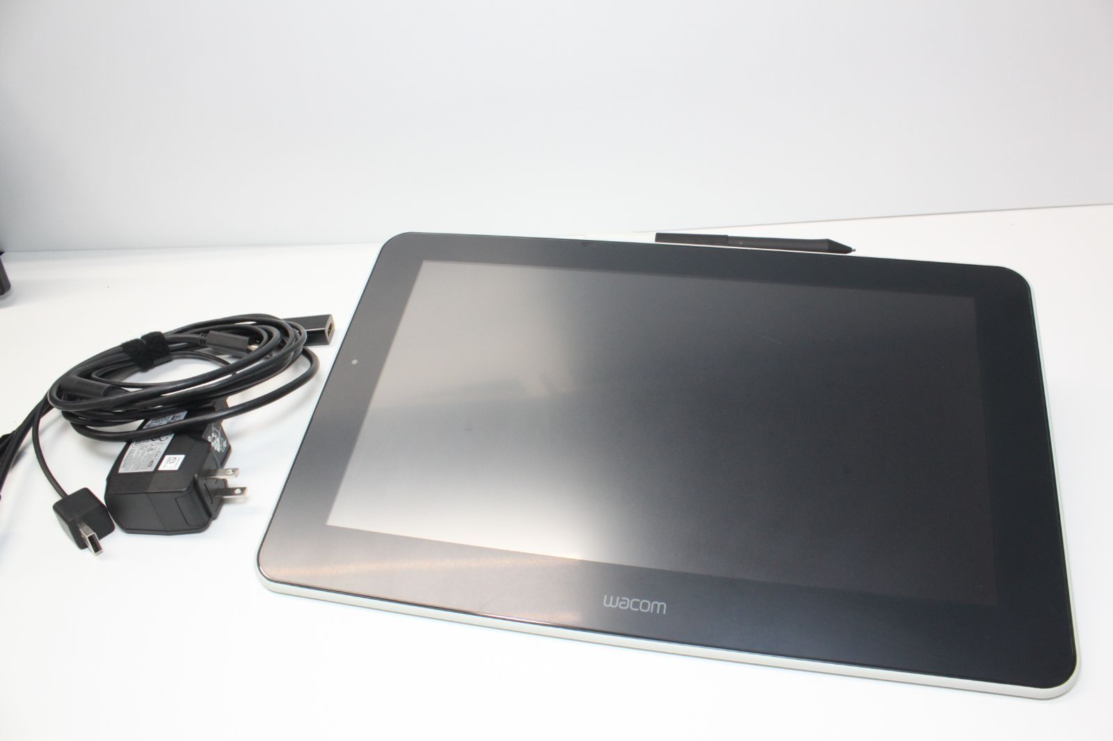 Wacom One 液晶ペンタブレット 13.3インチ DTC133W1D