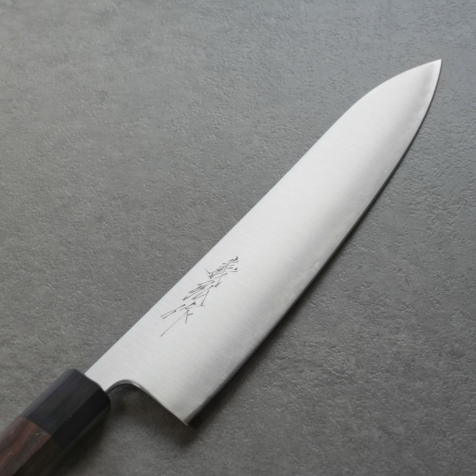郷右馬允義弘】牛刀包丁 240mm 青紙スーパー 紫檀八角柄 山脇