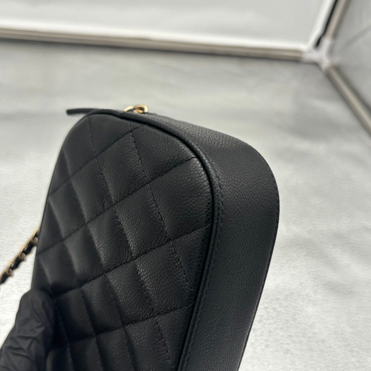 CHANEL♡ヴィンテージレザークラッチバック 限定♪オシャレなオールブラックCHANEL ミニチェーンクラッチ