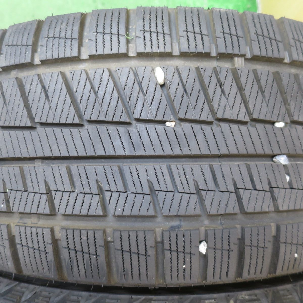 バリ溝 23年 キレイ 9.5分以上 プリウス 等 215 45R17 スタッドレス グリップマックス GRIP ICE X Treffer トレファー 17インチ PCD100 5H 5100201NJス TRITUETUBI_COM