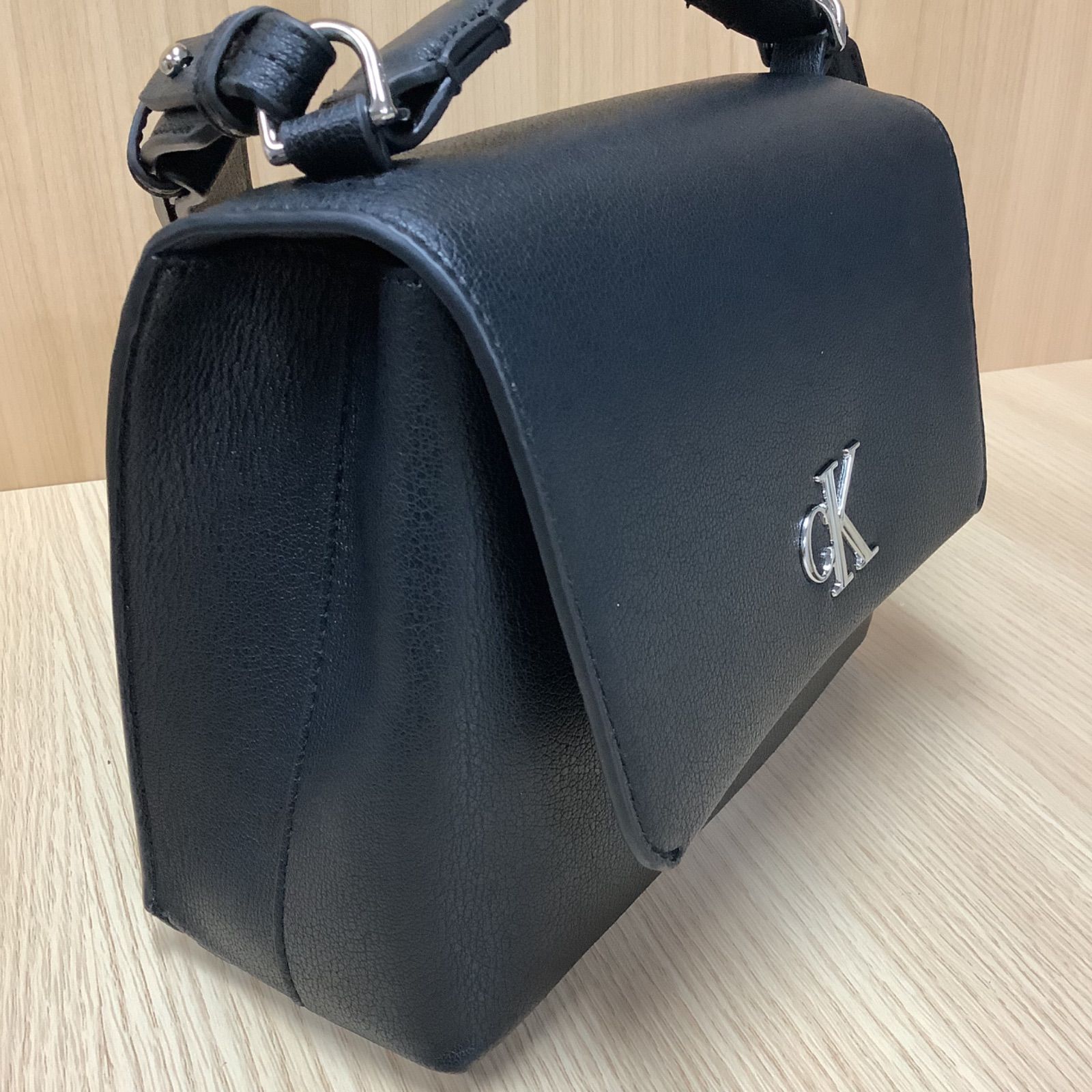 美品】Calvin Klein メタルモノグラムトップハンドルバッグ - メルカリ