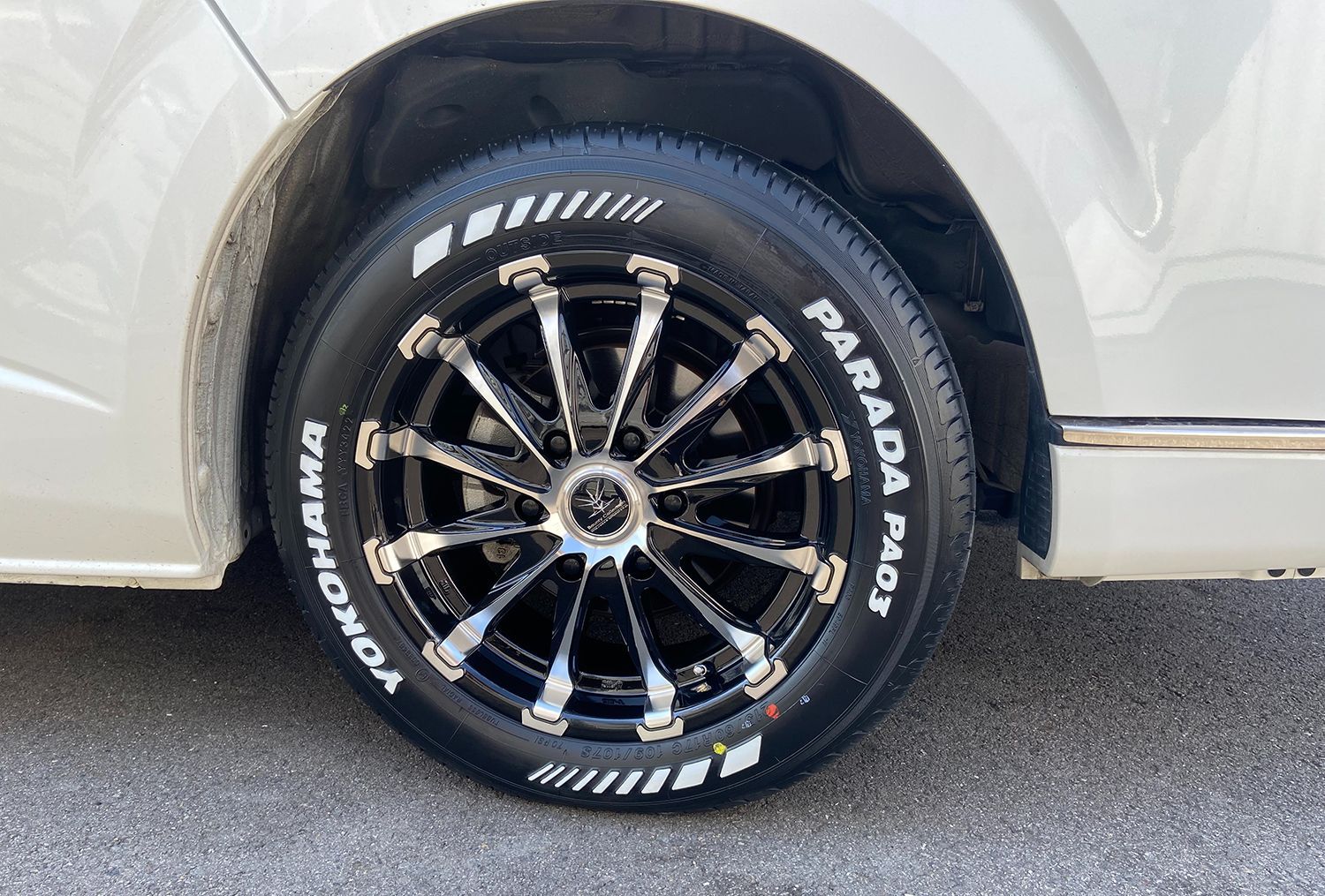 ヨコハマタイヤ 純正車高装着可!! 17インチ 6.5j 新品 4本セット タイヤホイールセット 215/60R17 ホワイトレター 深リム ハイエース ヨコハマ PARADA PA03