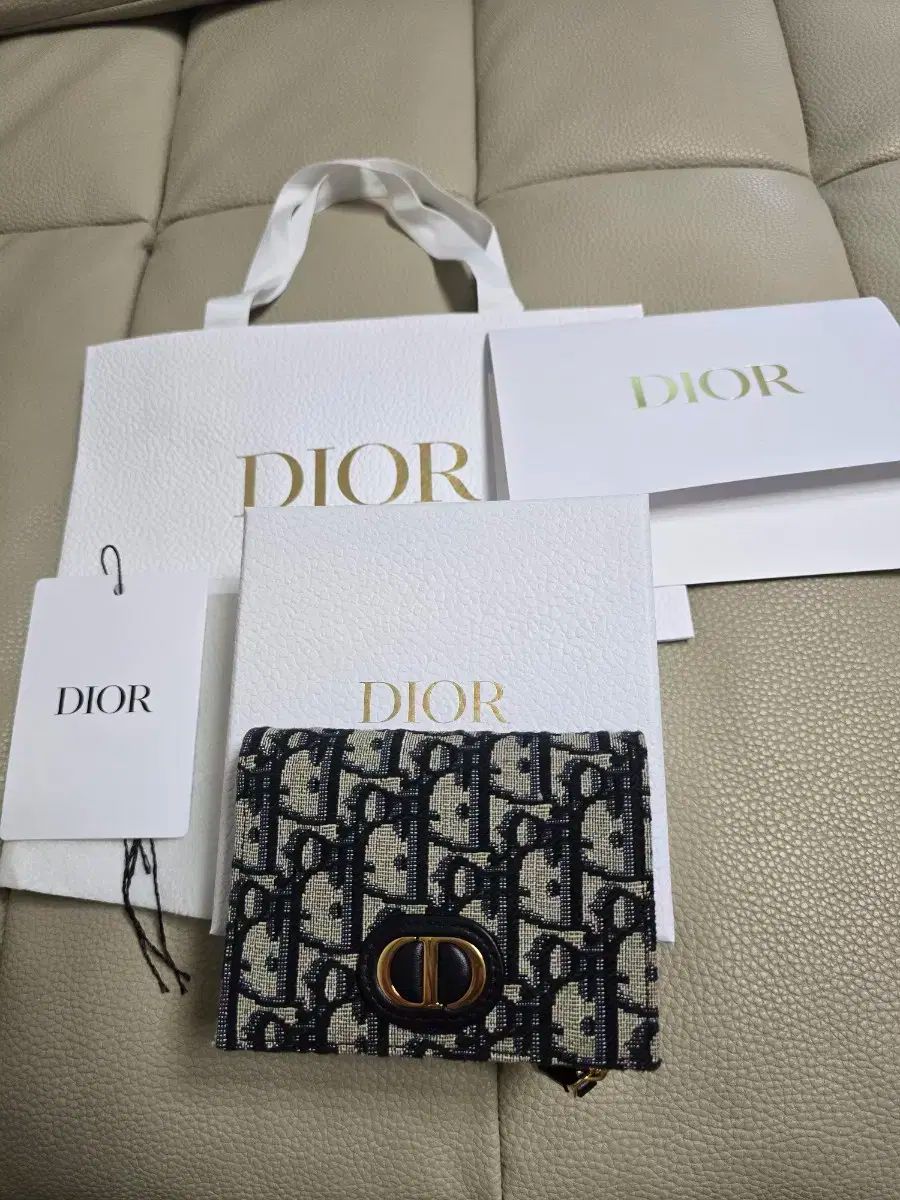 Dior ディオール ダリア 二つ折り財布を販売しています