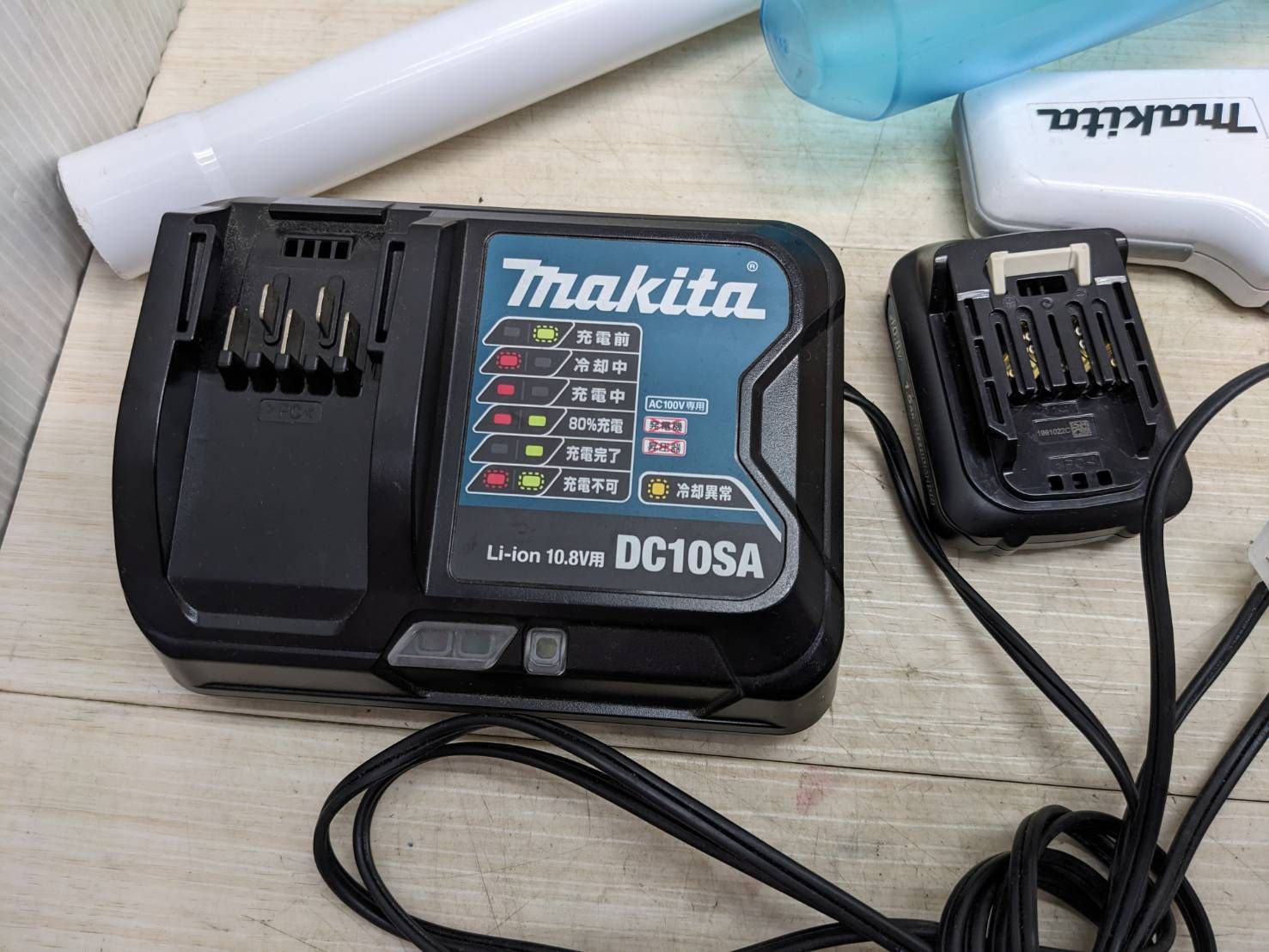 中古 CL107FD（充電器 DC10SA 付）＋サイクロンアタッチメント マキタ CL107FD コードレス掃除機 充電式 DC10SA 中古品 紙