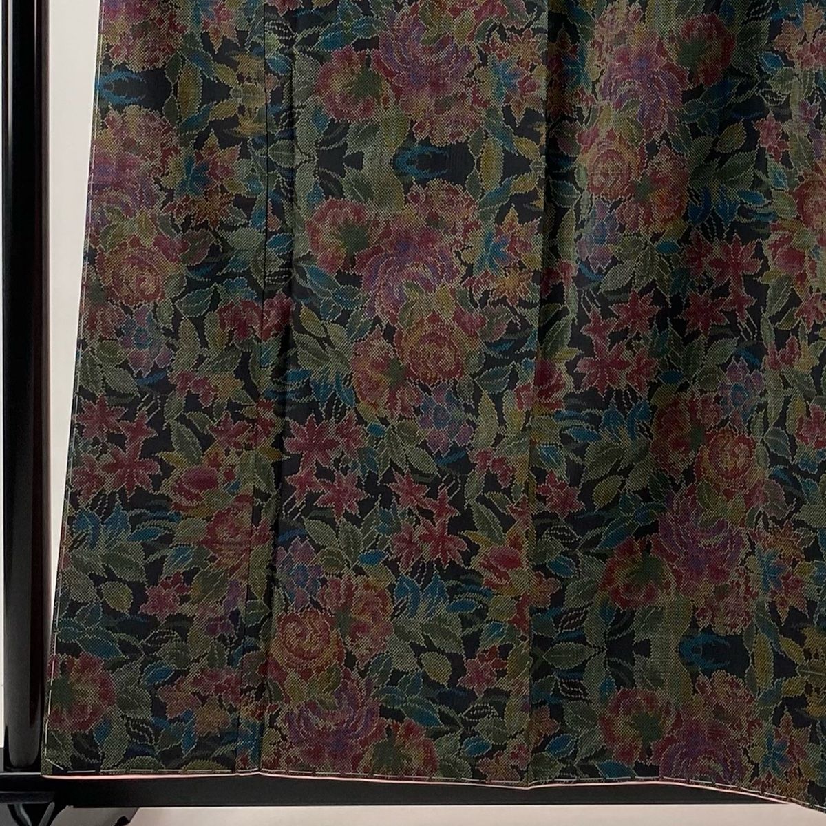 紬　身丈160 　薔薇柄　美品 大島紬 身丈160cm 裄丈64.5cm M 袷 証紙 薔薇 草花 墨色 正絹 美