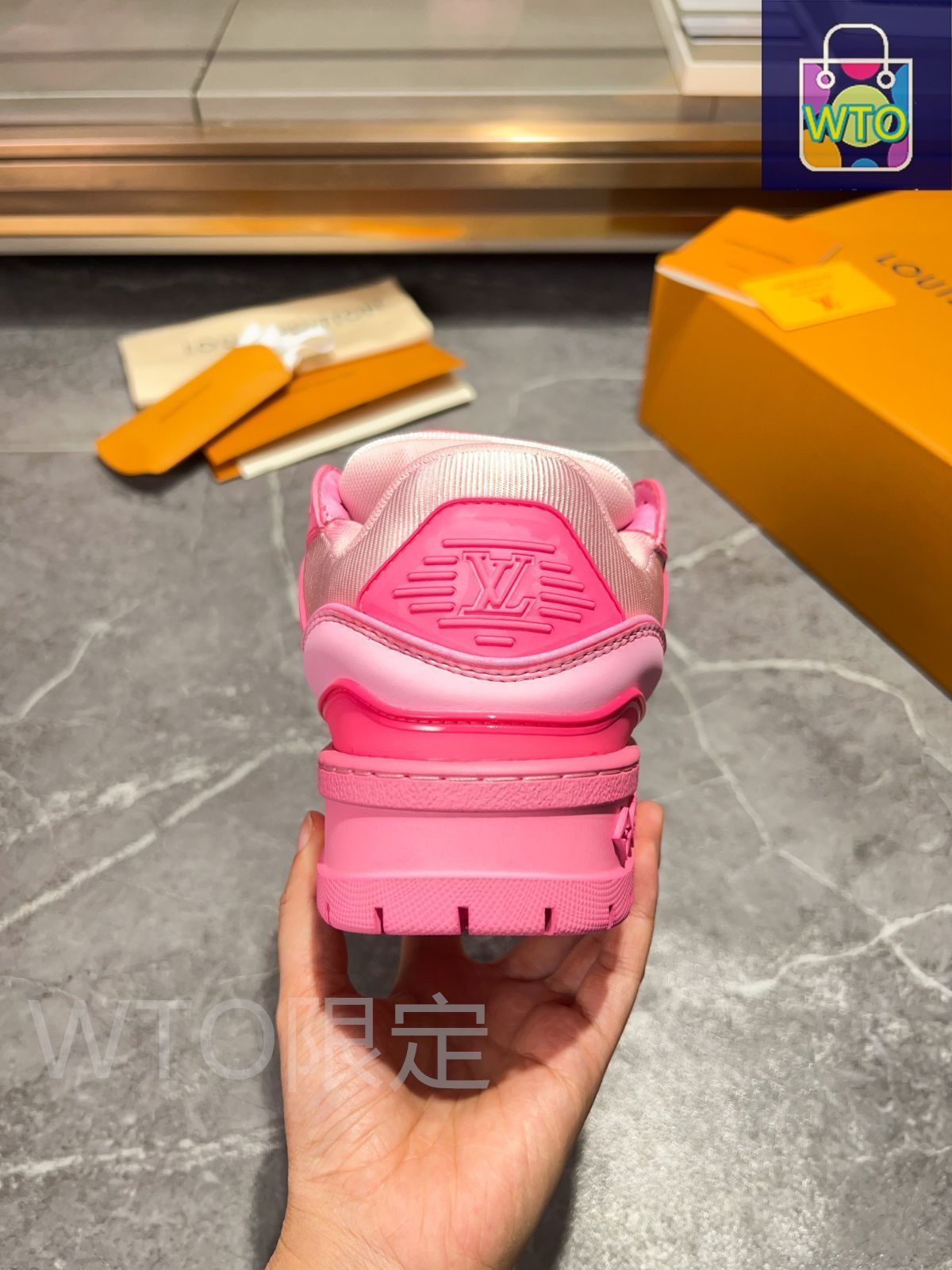 Louis Vuitton trainer 女性のロートップファッショナブルな