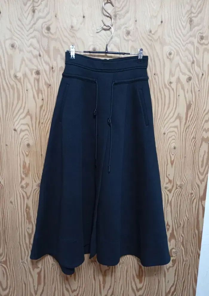 システム ブラック ボリューム感 スカート