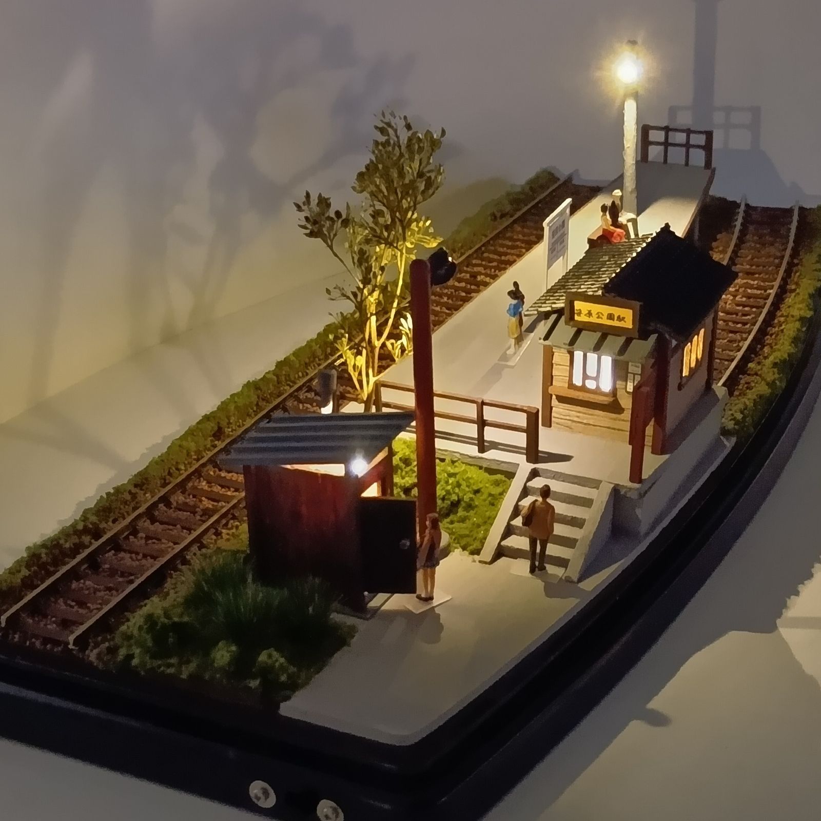 ジオラマ車両展示台 　 ～滝と鉄橋～ 　照明付き　 26cmX46cm Nゲージ用 鉄道模型ジオラマ展示台 37×26cm 木造機関庫付き6線ヤード