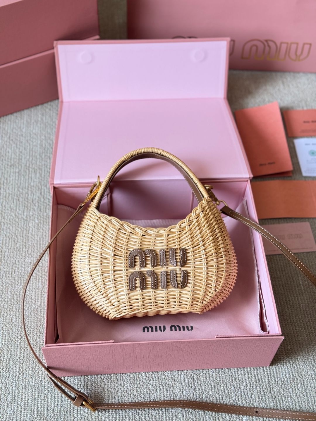 ミニバスケット【miumiu】編み込みバッグ MIU MIU ラフィア バスケットバッグ ? 23×16×7cm [本日特価|新品