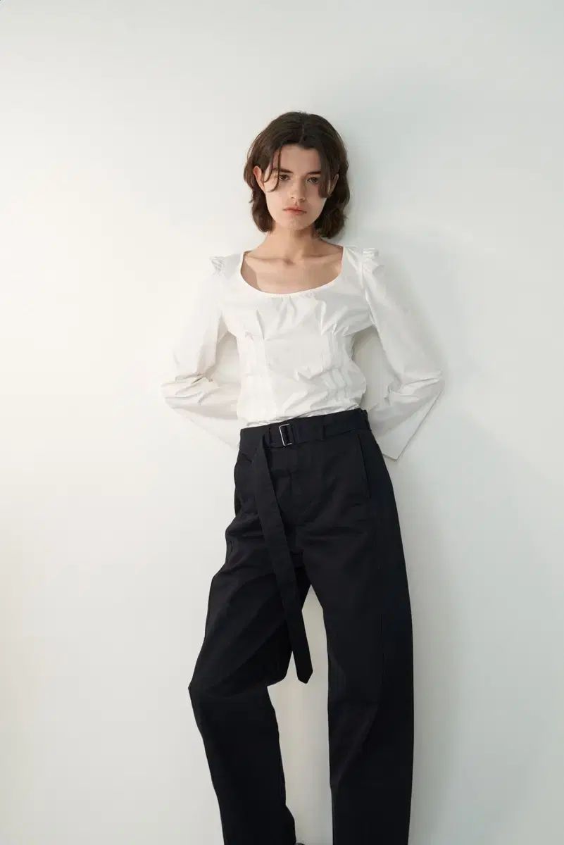 Lea 르에 Tシャツ カーブ ベルト付き パンツ S