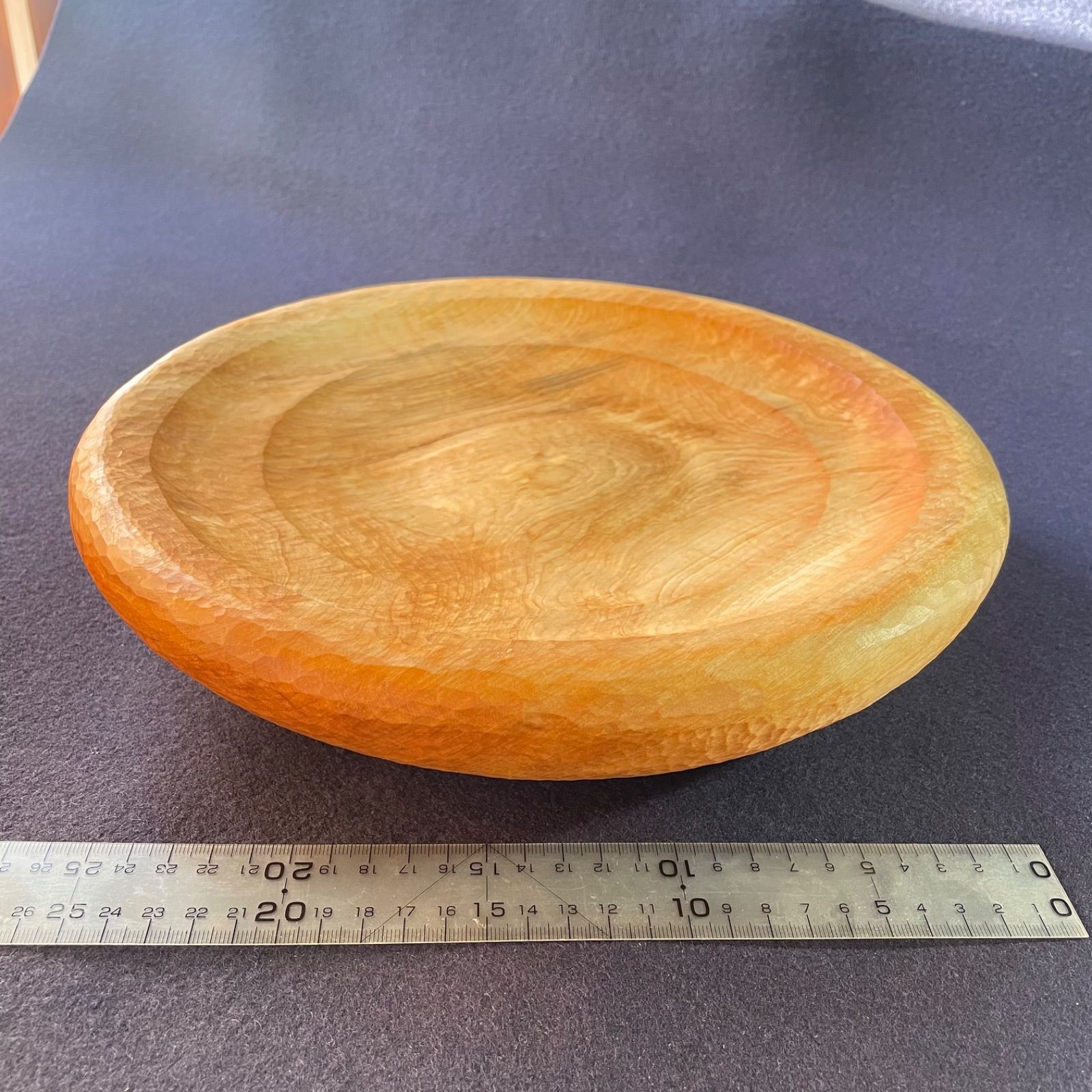 木彫 削り出しまどかうつわ31cm(深•ａｍ1423) 1423g とちのき 彫り跡 無垢 1枚板 平穏 器 料理 パン ケーキ 果物 お菓子 小物入れ 飾り台 アウトドア 4,963円