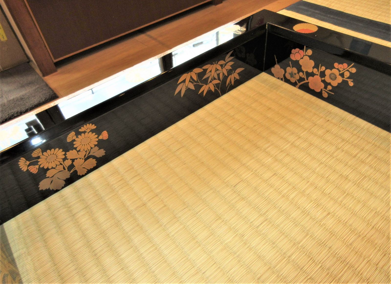 送料込【逢絢亭】茶道具 炉縁 掻合塗 朱塗 松蒔絵 木製 作家物 紙箱入り 逢絢亭】茶道具 炉縁 掻合塗 朱塗 松蒔絵 木製 作家物 紙箱入り