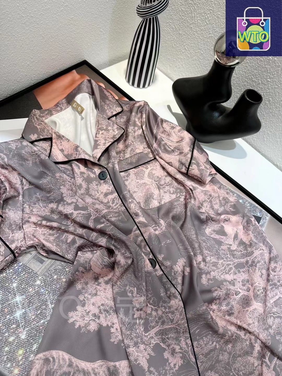 これは DIOR（ディオール）の女用パジャマで、家居服としても