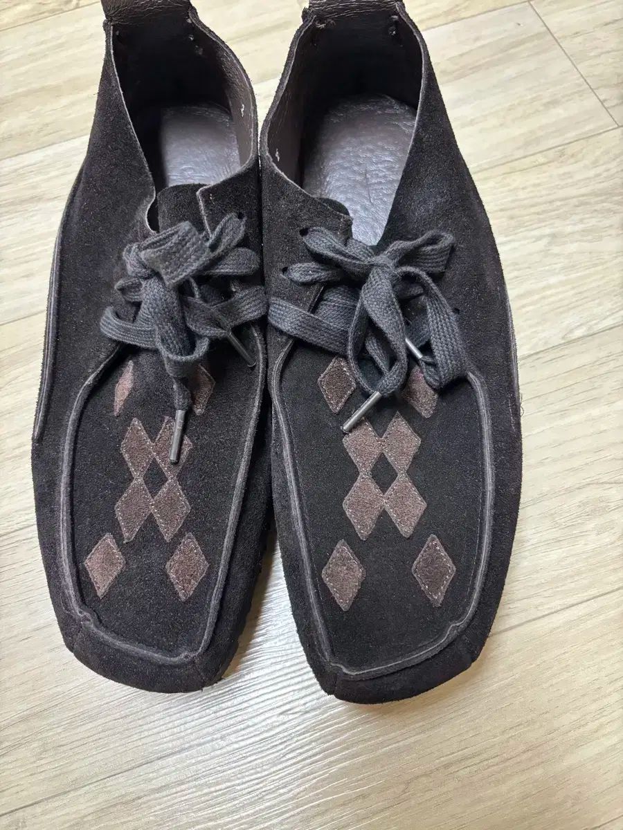 2 POLYTERU スティッチド ワラビー スウェード ダークブラウン